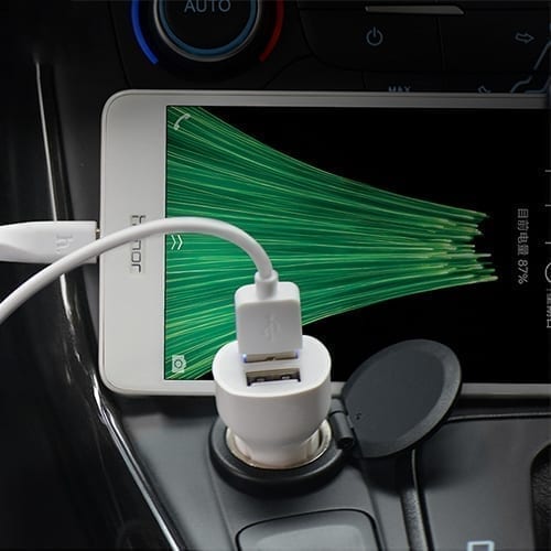 HOCO 2.4A avtopolnilec z micro USB kablom, bel